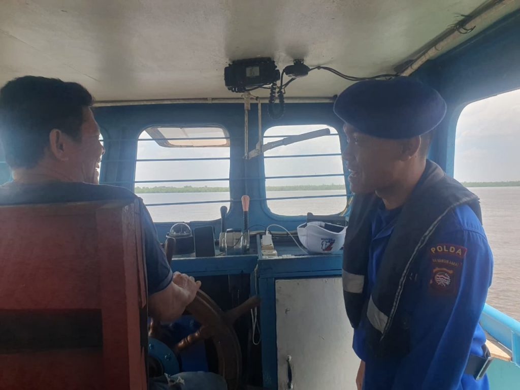 Anggota KP-VI-10-08 Batu Ampar melaksanakan giat Himbauan terhadap Abk kapal dalam rangka Keselamatan Berlayar.