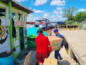 Sokong Pasokan Pangan Pesisir: Polisi Penolong Sungai Raya Bantu Muat Sembako Warga ke KM. Katrina