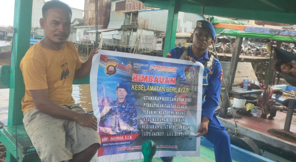 ANGGOTA KP.VI-10-16 KENDAWANGAN MEMBERIKAN HIMBAUAN KEPADA MASYARAKAT MOTORIS DIPERSISIR PERAIRAN KENDAWANGAN