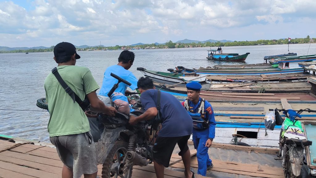 HADIR UNTUK MASYARAKAT, PERSONEL KP. VI-10-16 KENDAWANGAN AKSI POLISI PENOLONG