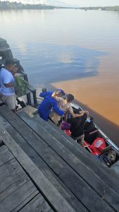 Kondisi Sakit dan Lemah, Seorang Lansia Dipapah Personel KP. VI-10-10 Naik ke Atas Speedboat