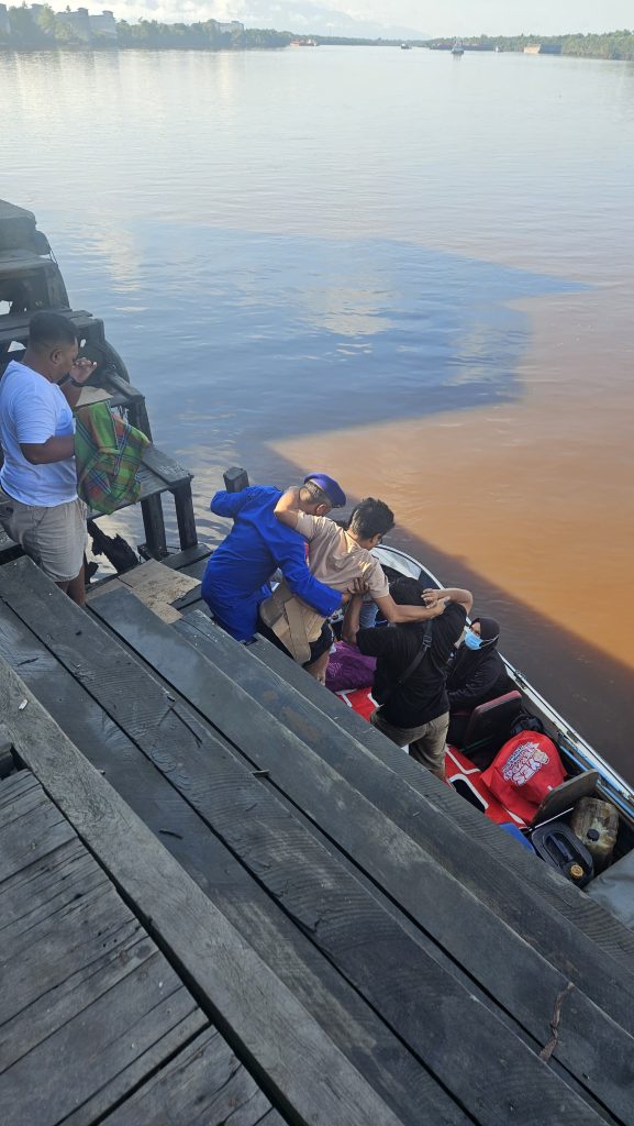 Kondisi Sakit dan Lemah, Seorang Lansia Dipapah Personel KP. VI-10-10 Naik ke Atas Speedboat