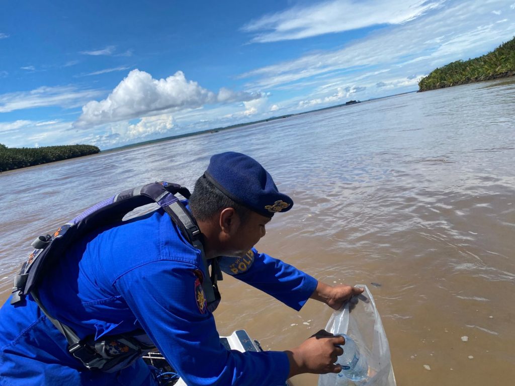 POLISI RW MEMBERSIHKAN SAMPAH PESISIR SUNGAI DAN LAUT DI PERAIRAN MUARA KUBU