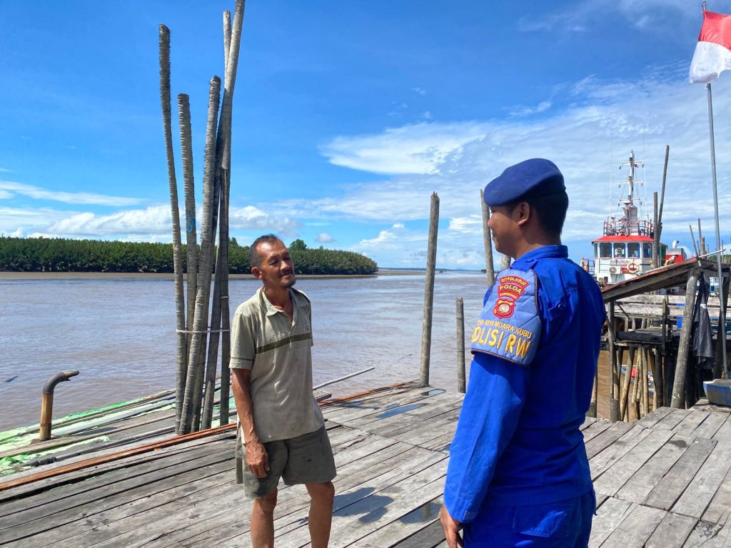 SAMPAIKAN PESAN KAMTIBMAS KE MASYARAKAT PERAIRAN PERSONEL KP. BIDARA VI-2002 WILAYAH MUARA KUBU MENJALIN KOMUNIKASI