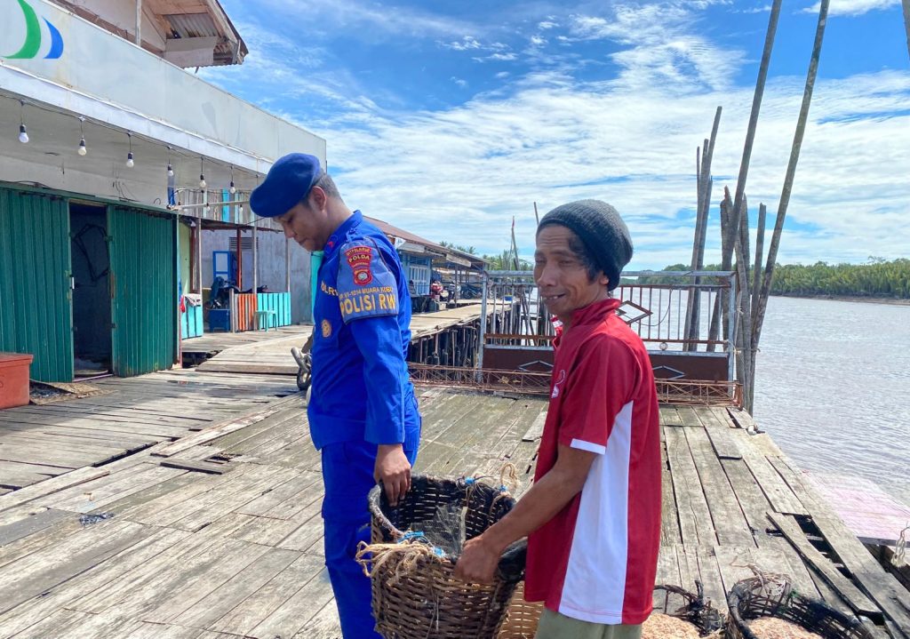 Ringankan Beban Nelayan, Personel KP. Bidara VI-2002 Muara Kubu Turun ke Dermaga Bantu Angkut Hasil Laut