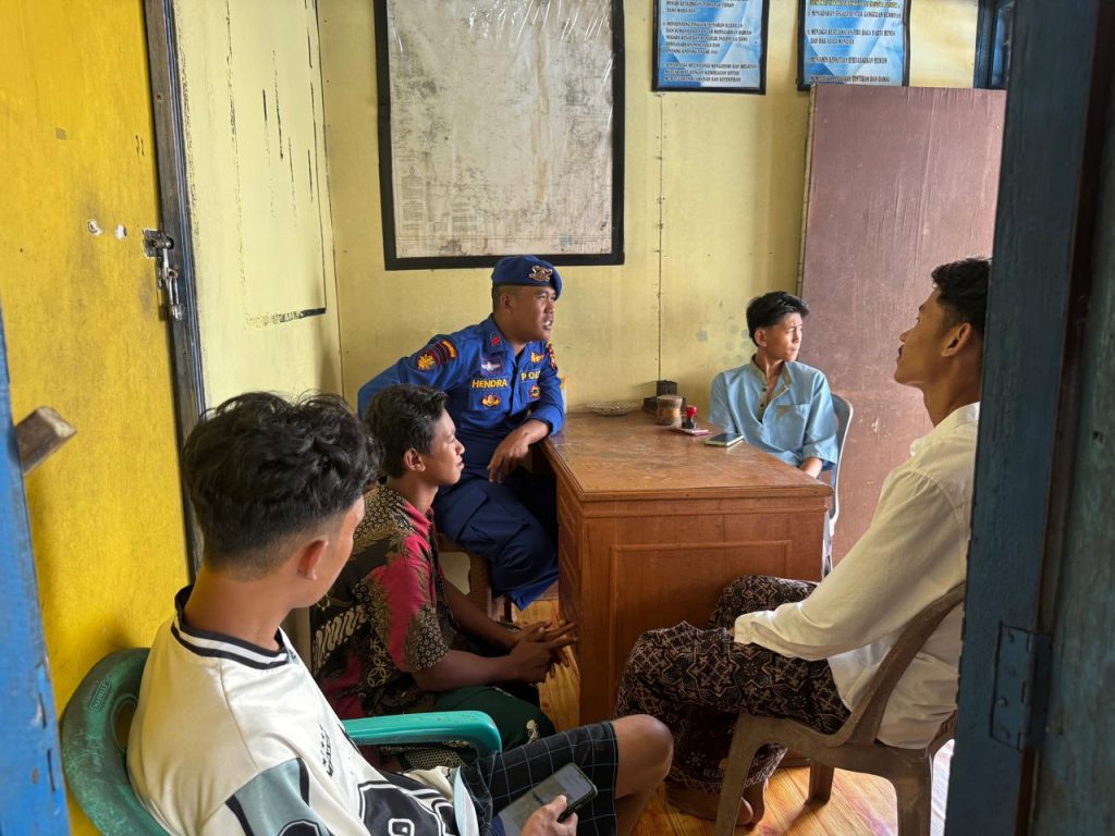 PERSONEL KP. VI-10-08 BATU AMPAR MENYAMBANGI MASYARAKAT PESISIR BATU AMPAR.