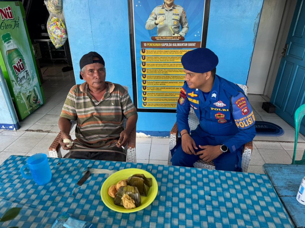 Sentuh Hati Buruh Lansia, Personel KP. VI-1018 TPI Sui Rengas Salurkan Paket Sembako