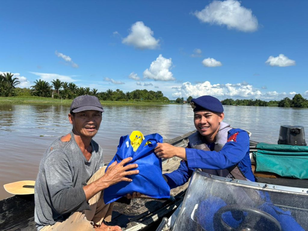 Dukung Nelayan Tradisional, KP. Sempadi VI-1005 Sukalanting Beri Kejutan Sembako di Tengah Perairan