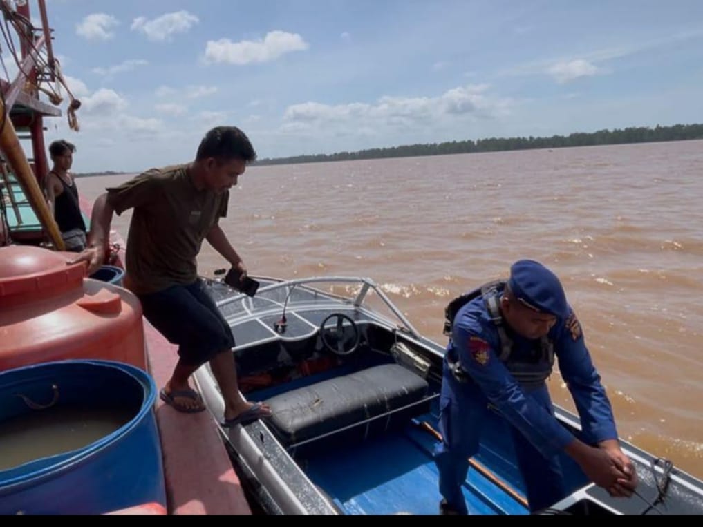 Butuh Obat-Obatan, ABK Kapal Diantarkan Personel KP. Penata VI-1006 ke Apotek Pasar Jungkat