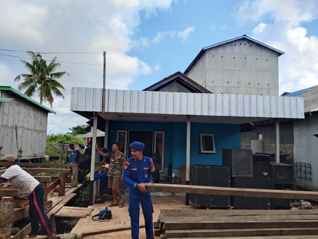 Wujud Nyata Polisi Penolong, Bripda Khairul Yuda Membaur Bersama Warga Natai Kuini dalam Aksi Gotong Royong