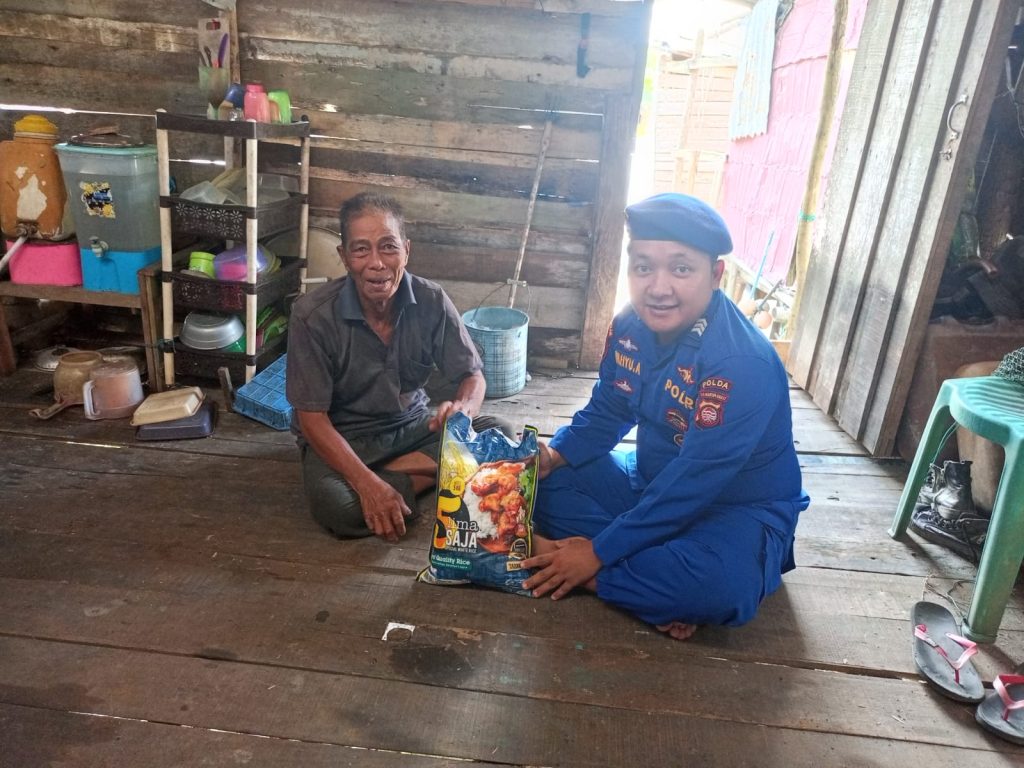 Ringankan Beban Warga Pesisir, Personel KP. Penata VI-1006 Salurkan Paket Sembako untuk Nelayan Muara Jungkat