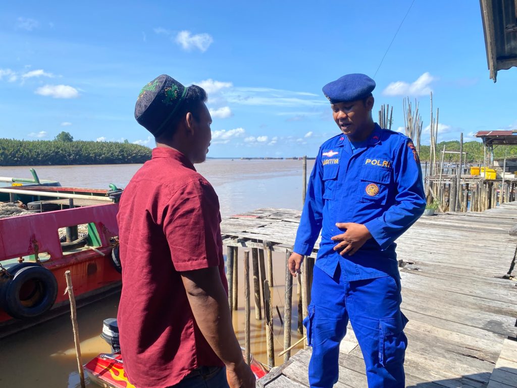SAMPAIKAN PESAN KAMTIBMAS KE MASYARAKAT PERAIRAN PERSONEL KP. BIDARA VI-2002 WILAYAH MUARA KUBU MENJALIN KOMUNIKASI