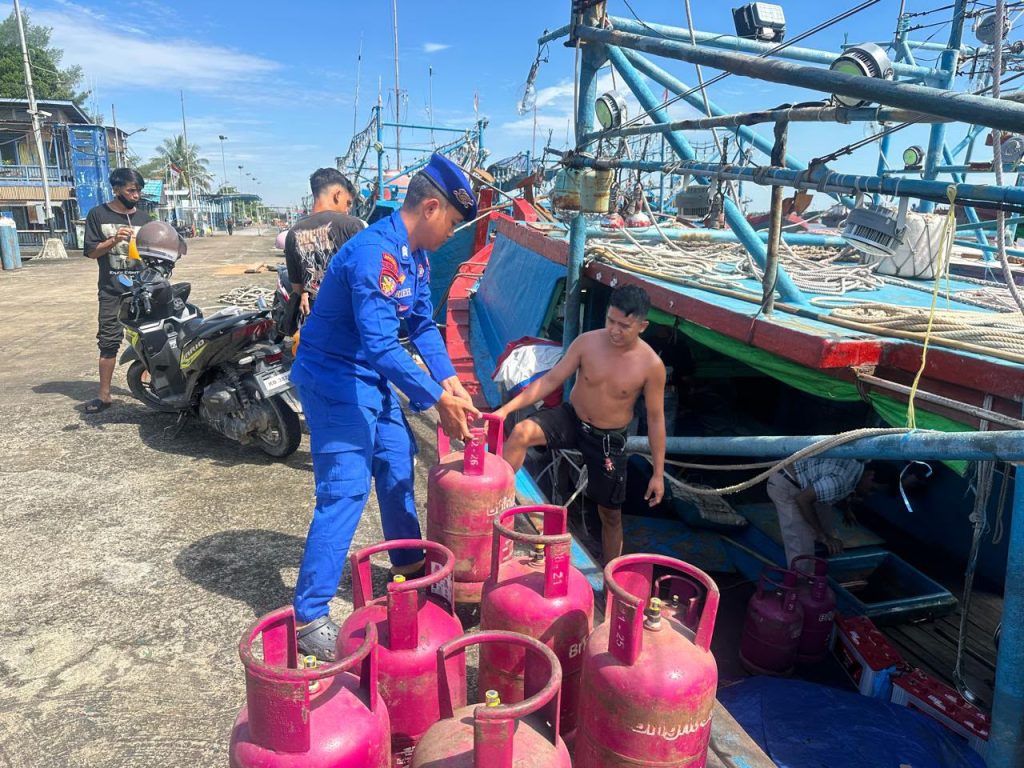 Dukung Keselamatan Kerja di Pelabuhan, Personel Ditpolairud Polda Kalbar Bantu ABK Angkut Tabung Gas