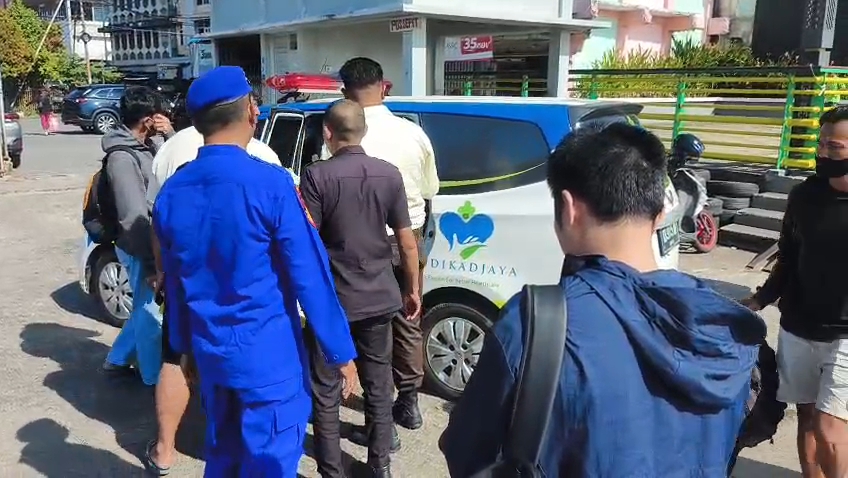 Evakuasi Pasien Rujukan, Personel Ditpolairud Polda Kalbar Sigap Gandeng Penumpang Sakit di Pelabuhan Senghie