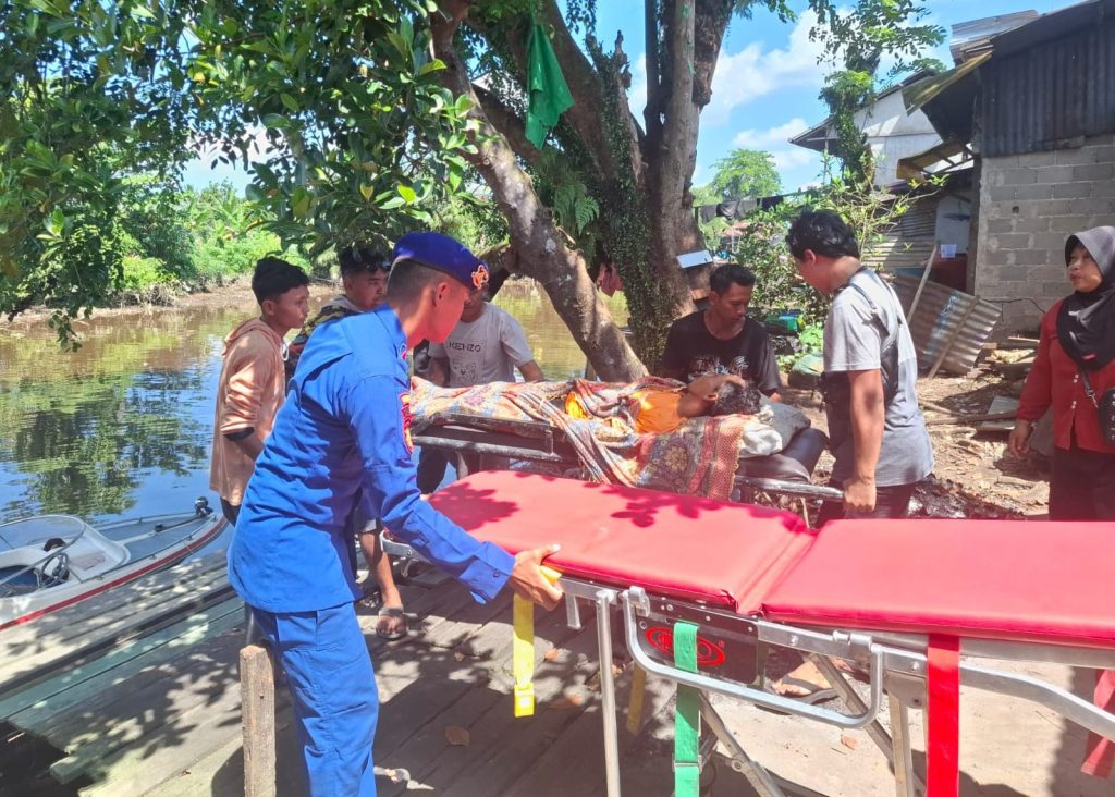 Sinergi Kemanusiaan, Personel Ditpolairud Polda Kalbar Evakuasi Pasien Rujukan Puskesmas di Dermaga Rasau Jaya