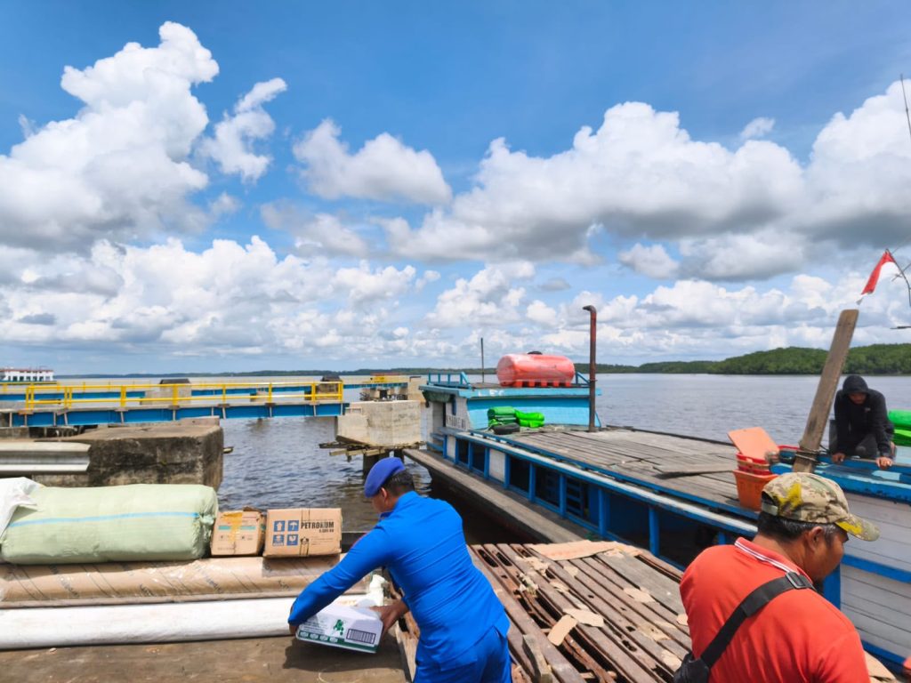 Sinergi di Dermaga, Personel Ditpolairud Polda Kalbar Gotong Royong Bantu Bongkar Muat Barang di Pelabuhan Teluk Batang