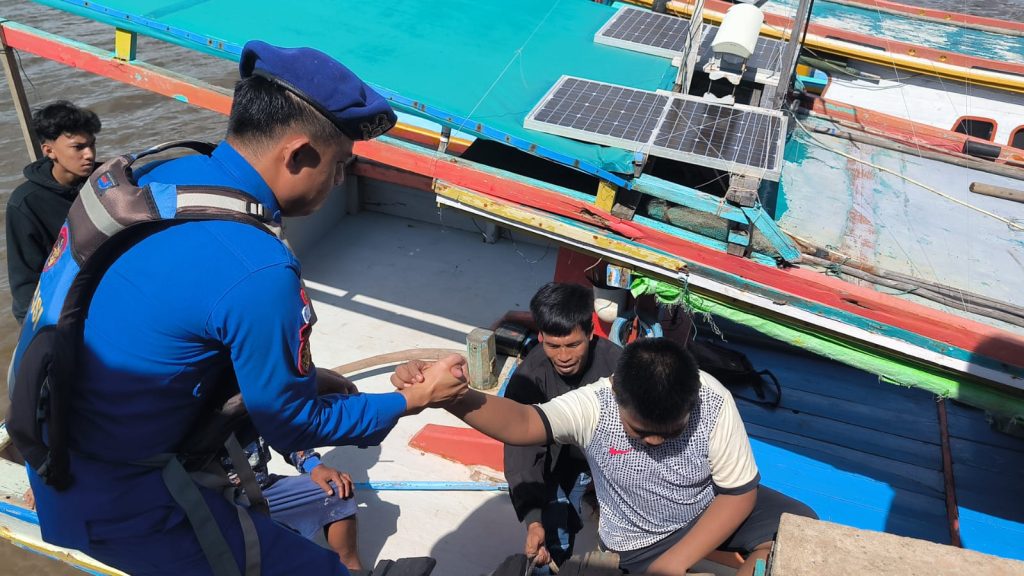 Alami Stroke Ringan, Personel Ditpolairud Polda Kalbar Mapah Warga Sakit Naik ke Dermaga Kendawangan