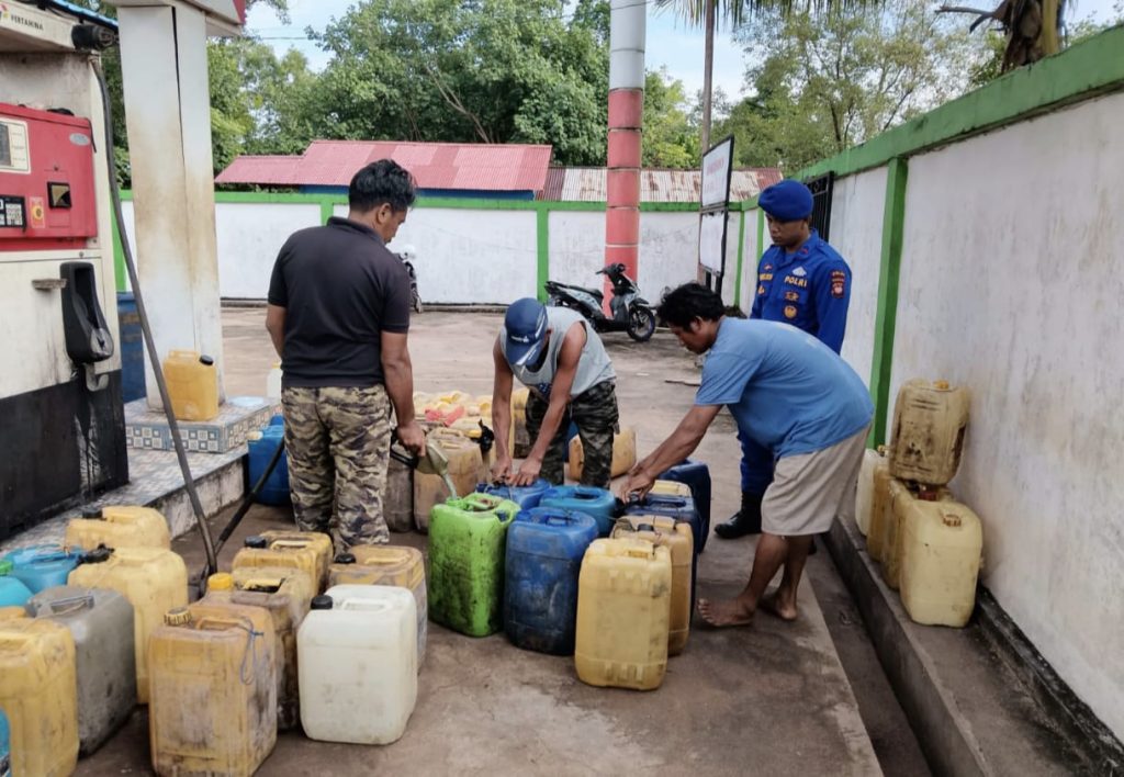 ANGGOTA KP VI-1016 KENDAWANGAN LAKSANAKAN GIAT PEMANTAUAN KAMTIBMAS TERKAIT BAHAN BAKAR MINYAK DI WILAYAH KENDAWANGAN