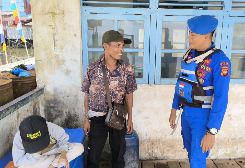 ANGGOTA KP.VI-10-16 KENDAWANGAN LAKSANAKAN GIAT BINLUH KEPADA WARGA PENGUNA JASA MOTOR PENYEBRANGAN DIPESISIR PERAIRAN KENDAWANGAN