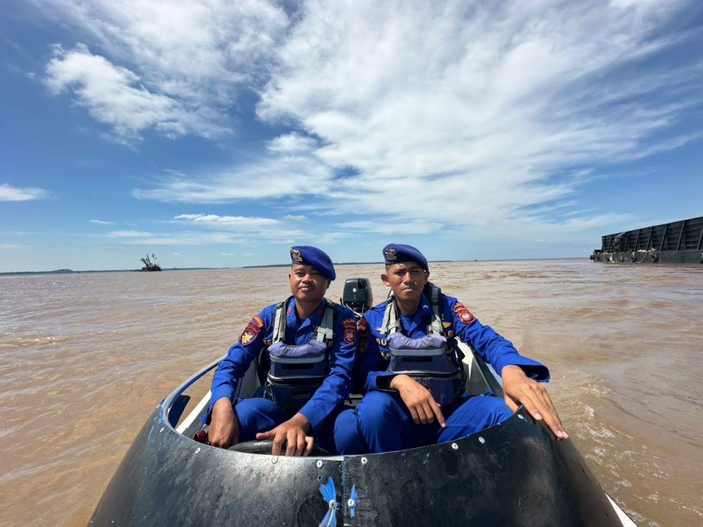 CIPTAKAN SUASANA KAMTIBMAS YANG AMAN BAGI MASYARAKAT PESISIR ANGGOTA KP VI-2002 MUARA KUBU MUARA KUBU LAKSANAKAN PATROLI.