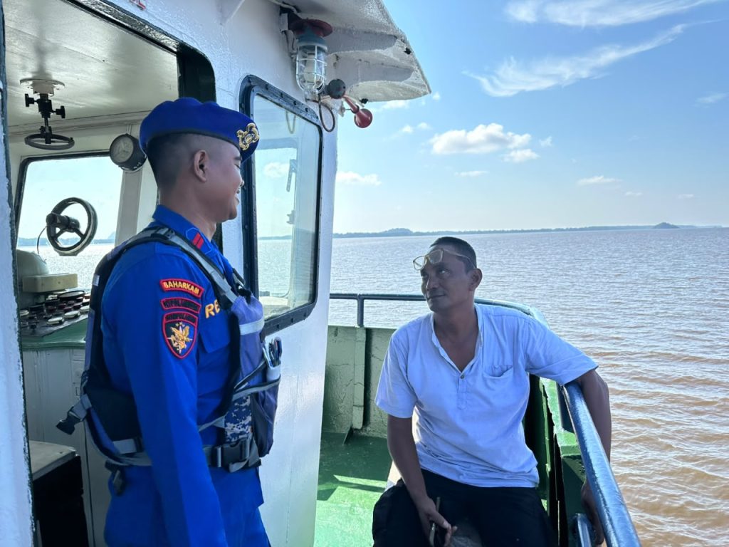 LENGKAPI ALAT KESELAMATAN SEBELUM BERLAYAR ANGGOTA KP VI-2002 MUARA KUBU MENYAMPAIKAN HIMBAUAN KEPADA CREW KAPAL‎