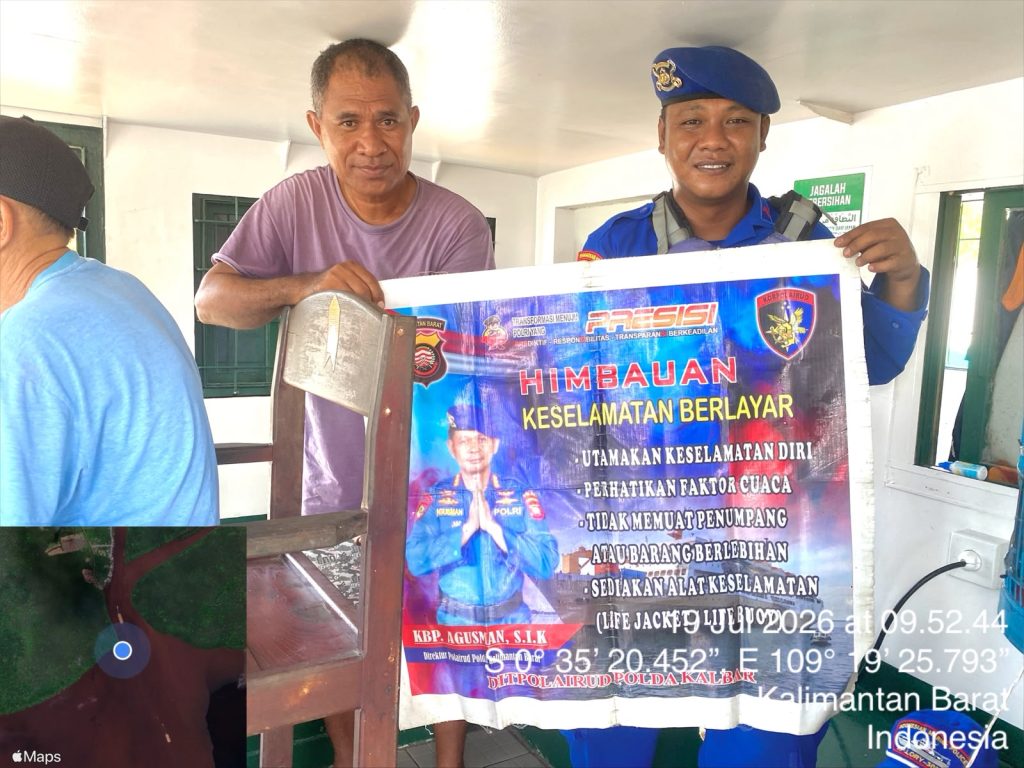 ANGGOTA KP. BIDARA VI-2002 MUARA KUBU MEMBERIKAN HIMBAUAN KESELAMATAN BERLAYAR KEPADA KRU KAPAL DI PERAIRAN MUARA KUBU