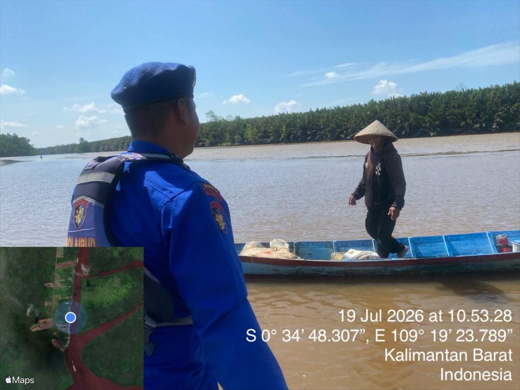 PERSONEL KP. BIDARA VI-2002 MUARA KUBU MENGHIMBAU KEPADA NELAYAN DAN PEMANCING TERKAIT ALAT TANGKAP YANG DILARANG