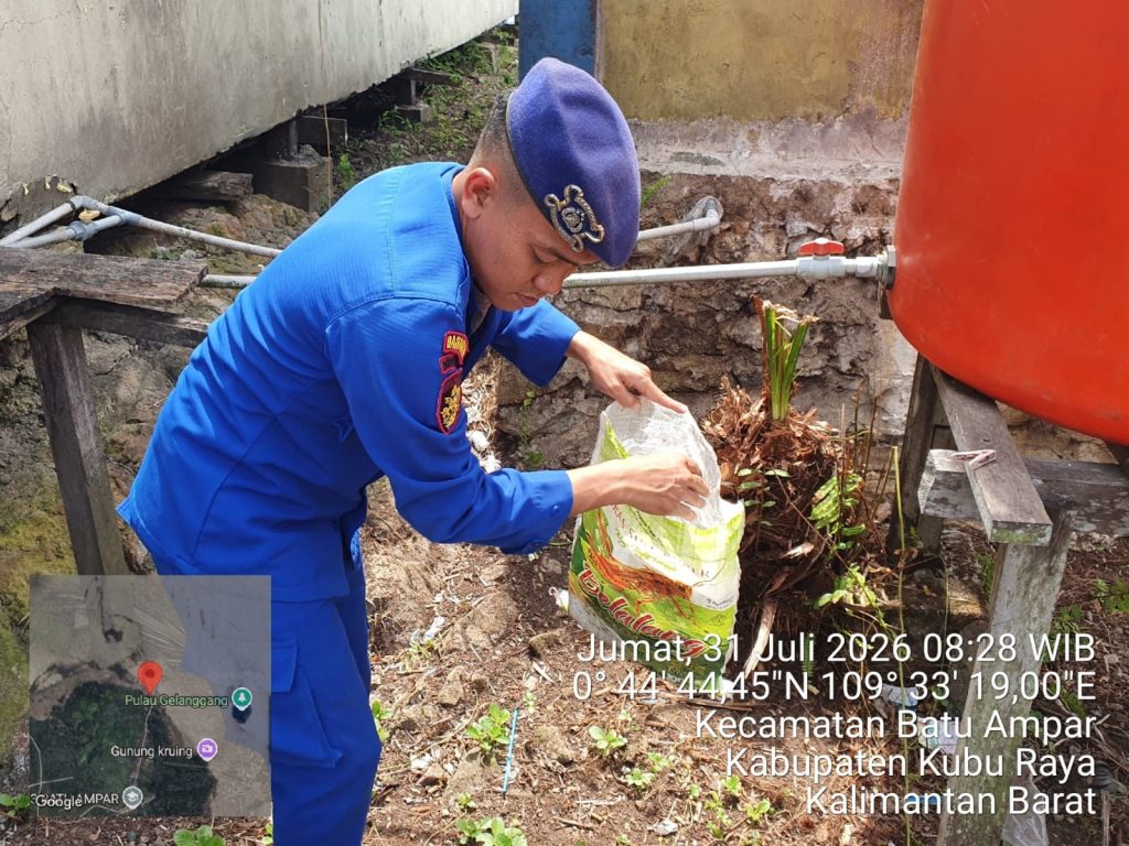 PERSONEL KP.VI-10-08 BATU AMPAR BERSI BERSI SAMPAH DI PESISIR PANTAI BATU AMPAR.