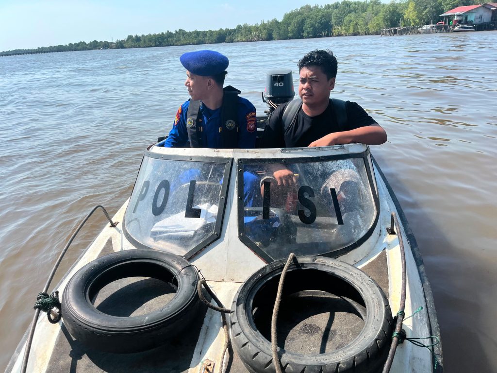 Polisi Penolong, Personel Polairud Teluk Batang Antar ABK Crew Tugboat Usai Berobat Kembali ke Kapal