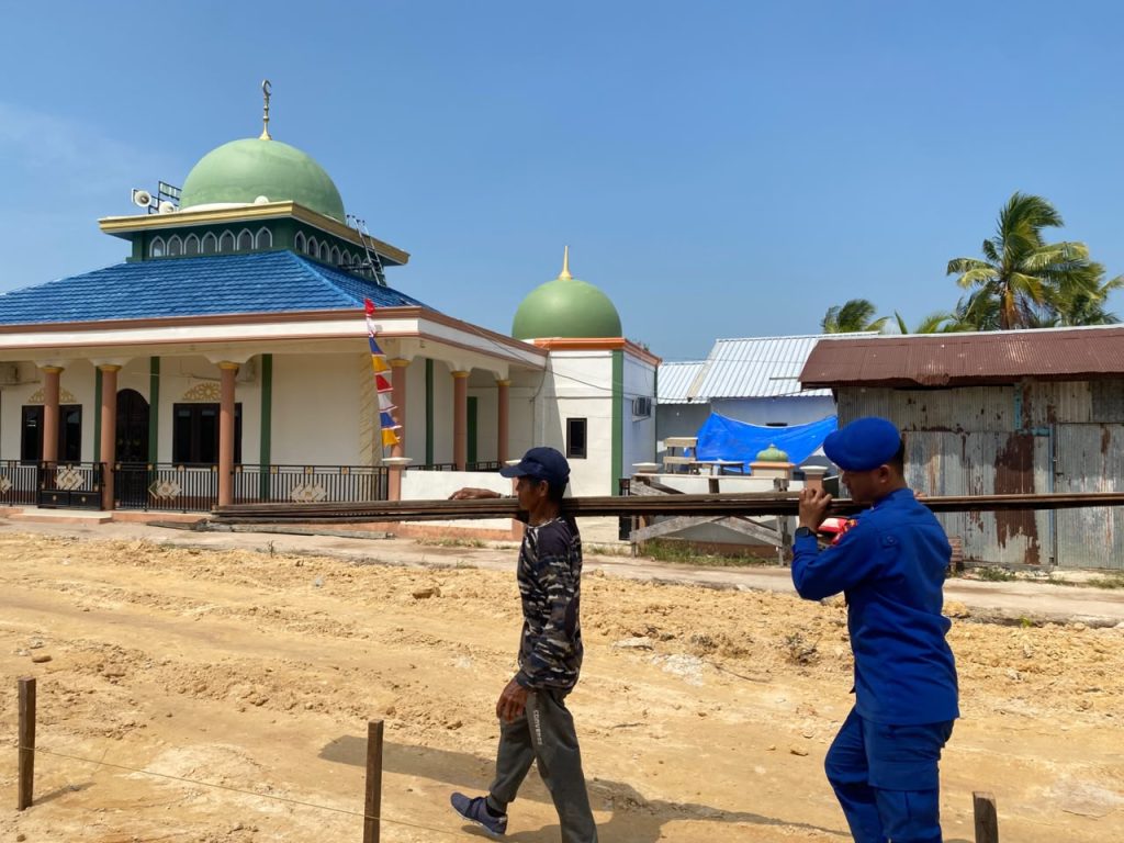 Polisi Penolong, Personel Polairud Natai Kuini Gotong Royong Angkut Kayu Pembatas Lahan Parkir Masjid