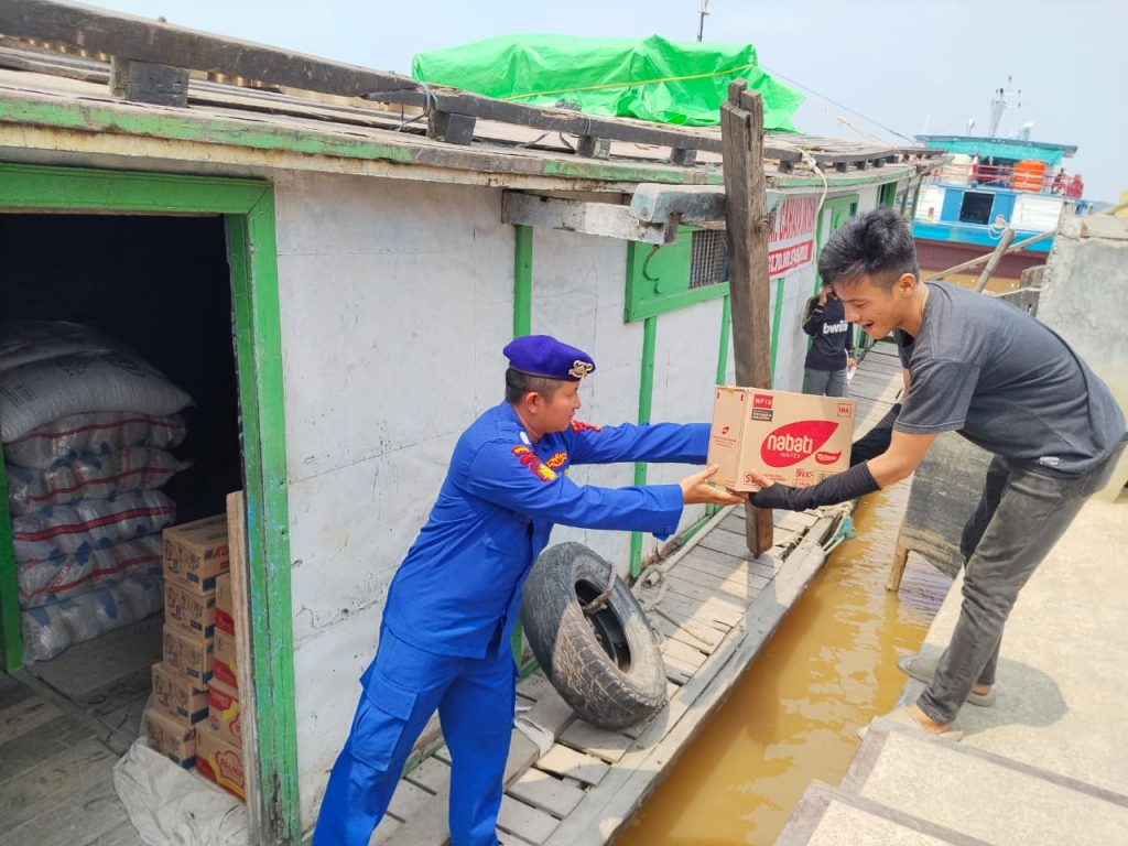 Polisi Penolong, Personel Polairud Sungai Raya Bantu ABK Muat Sembako ke KM. Cahaya Intan
