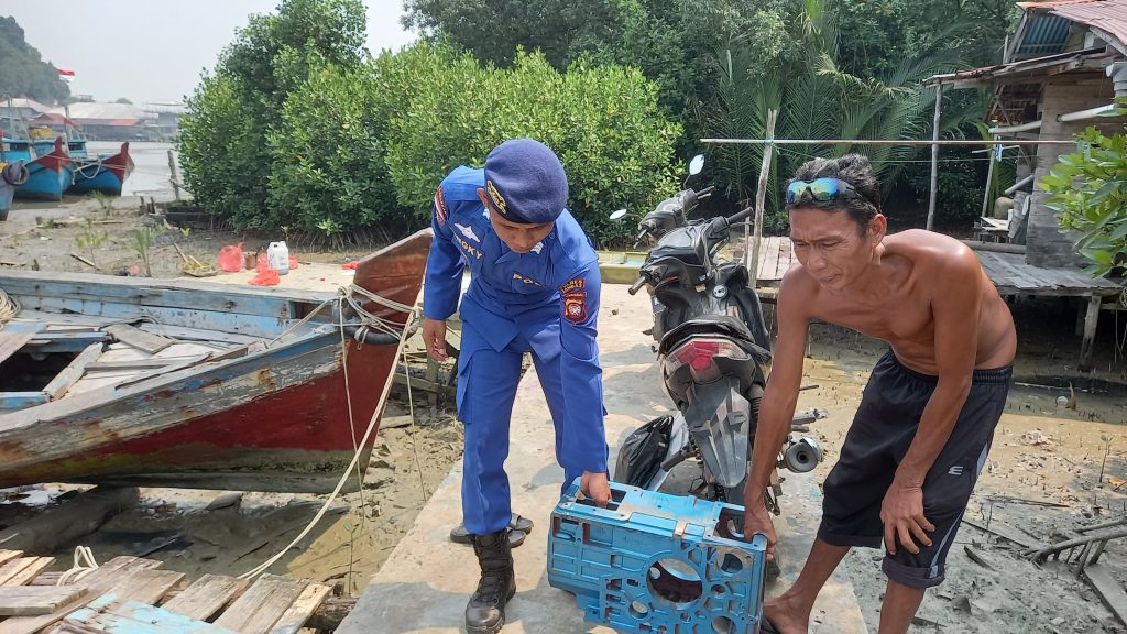 Polisi Penolong, Personel Satpolairud Polres Sambas Bantu Nelayan Perbaiki Mesin Kapal di Dermaga Banjar Kuala