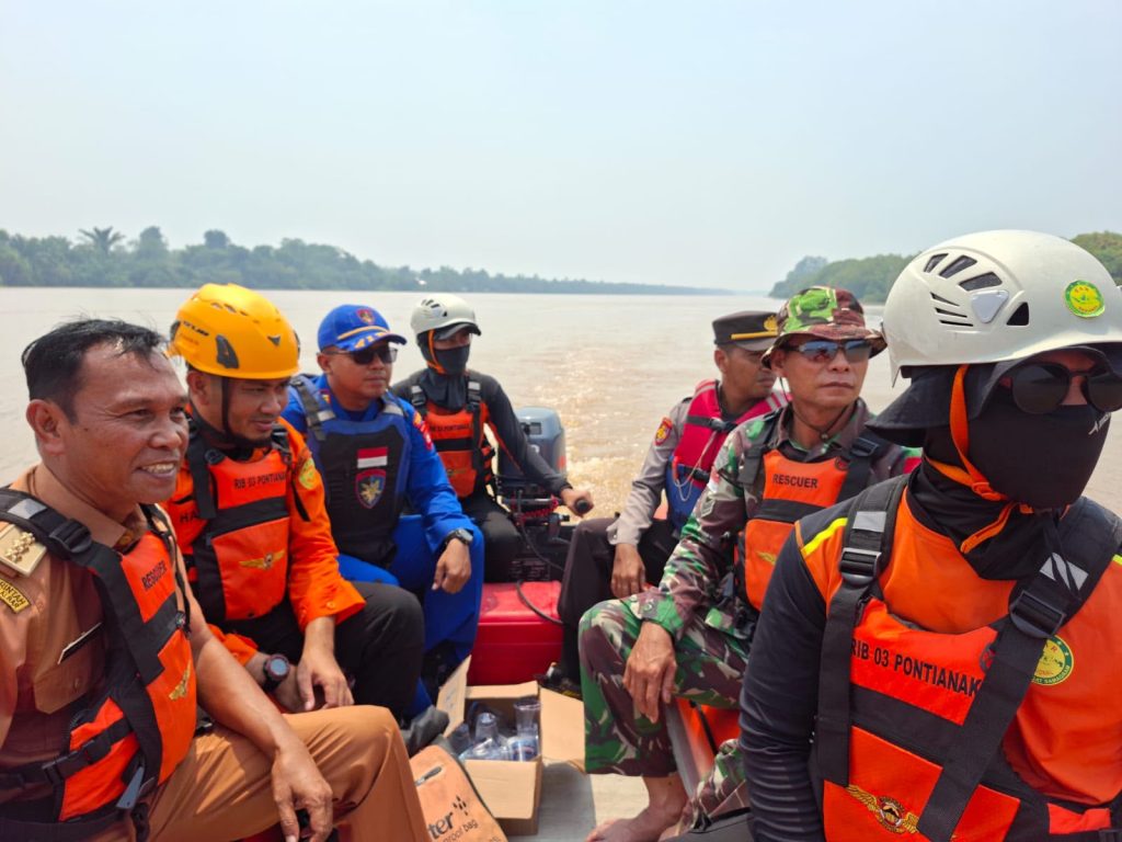 Polisi Penolong, Satpolairud Polres Sambas Bersama Basarnas Gelar Operasi Pencarian di Sungai Sambas Besar