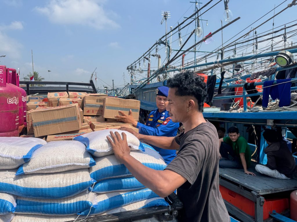 Aksi Cepat Personel KP. VI-10-18 TPI Sui Rengas Bantu ABK Bawa Perbekalan dan Tabung Gas ke Atas Kapal