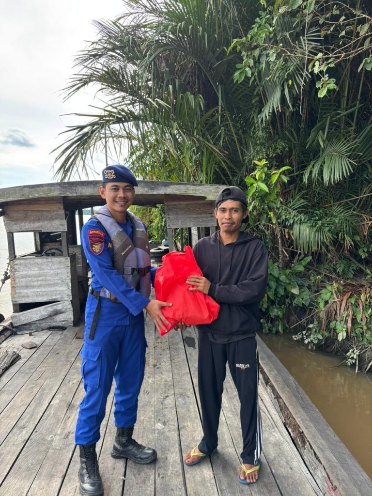 Wujud Kepedulian Polairud, Personel KP. Sempadi VI-1005 Sukalanting Salurkan Bantuan Sembako untuk Pengemudi Kapal Penyeberangan