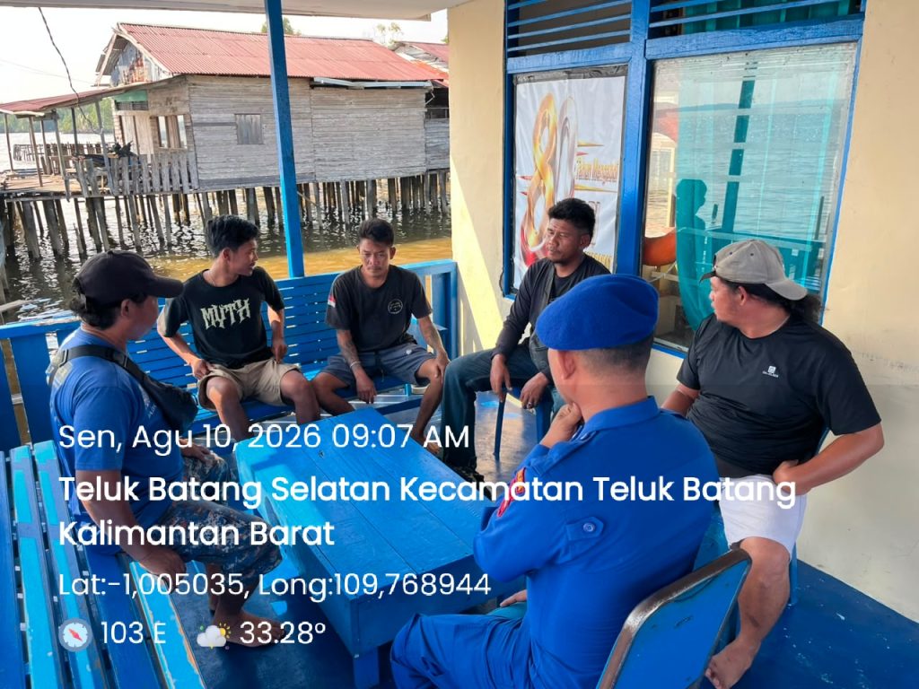 Anggota KP.VI-10-09 Teluk Batang Laksanakan Kegiatan Polisi RW di Wilayah Pesisir
