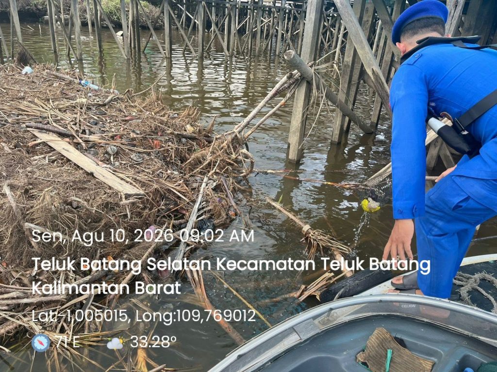 KP.VI-10-09 LAKSANAKAN BERSIH BERSIH SAMPAH DI PESISIR PERAIRAN TELUK BATANG