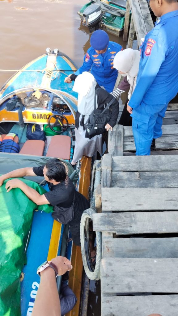 Wujud Polisi Penolong, Personel KP. VI-10-10 Teluk Melano Bantu Penumpang Naik Speedboat Rute Teluk Melano – Rasau Jaya