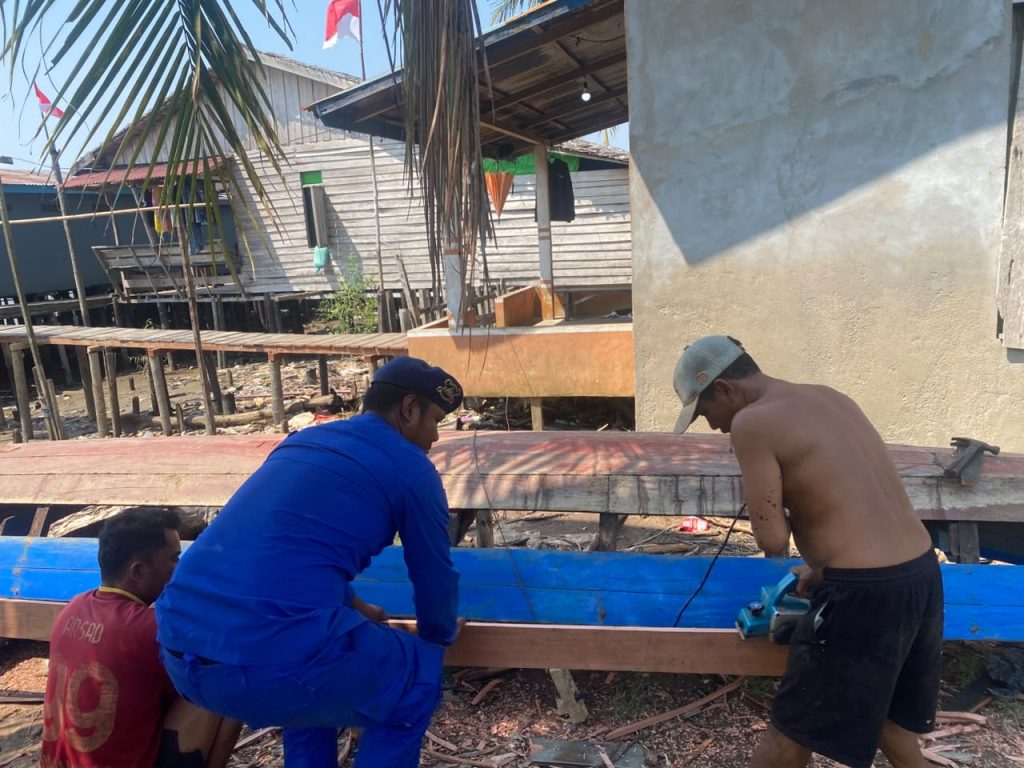 Wujud Kepedulian Pesisir, Personel KP. Bidara VI-2002 Muara Kubu Bantu Warga Perbaiki Perahu