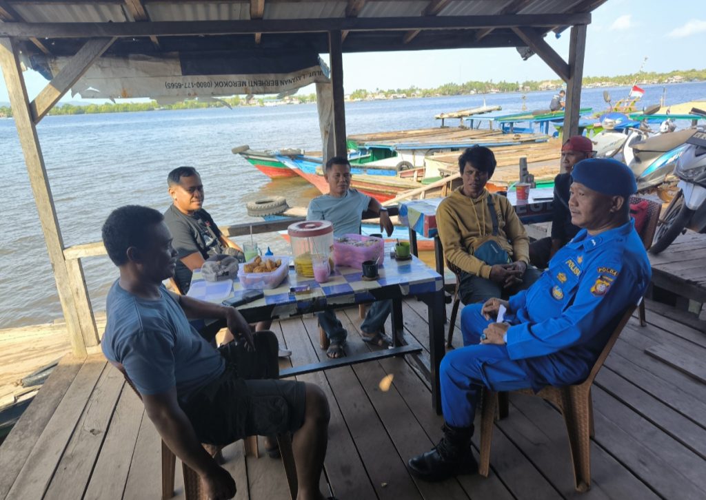 KOMANDAN KP.VI-10-16 KENDAWANGAN LAKSANAKAN GIAT BINLUH KEPADA WARGA PENGUNA JASA MOTOR PENYEBRANGAN DIPESISIR PERAIRAN KENDAWANGAN