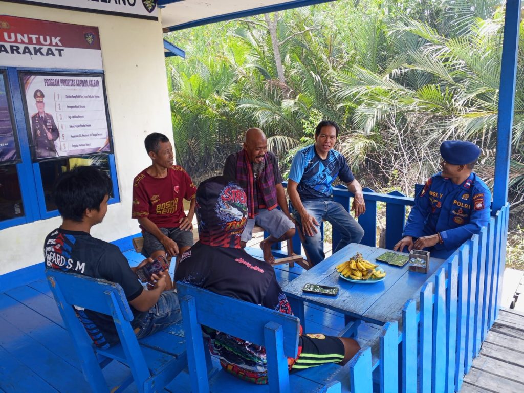 Personil KP. VI 10 10 teluk melano melaksanakan kegiatan curhat/dialog bersama masyarakat dan nelayan teluk melano