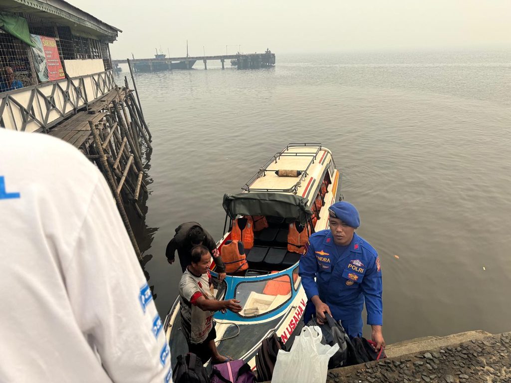 Aksi Polisi Penolong, Personel Ditpolairud Polda Kalbar Bantu Bawa Barang Penumpang di Pelabuhan Batu Ampar