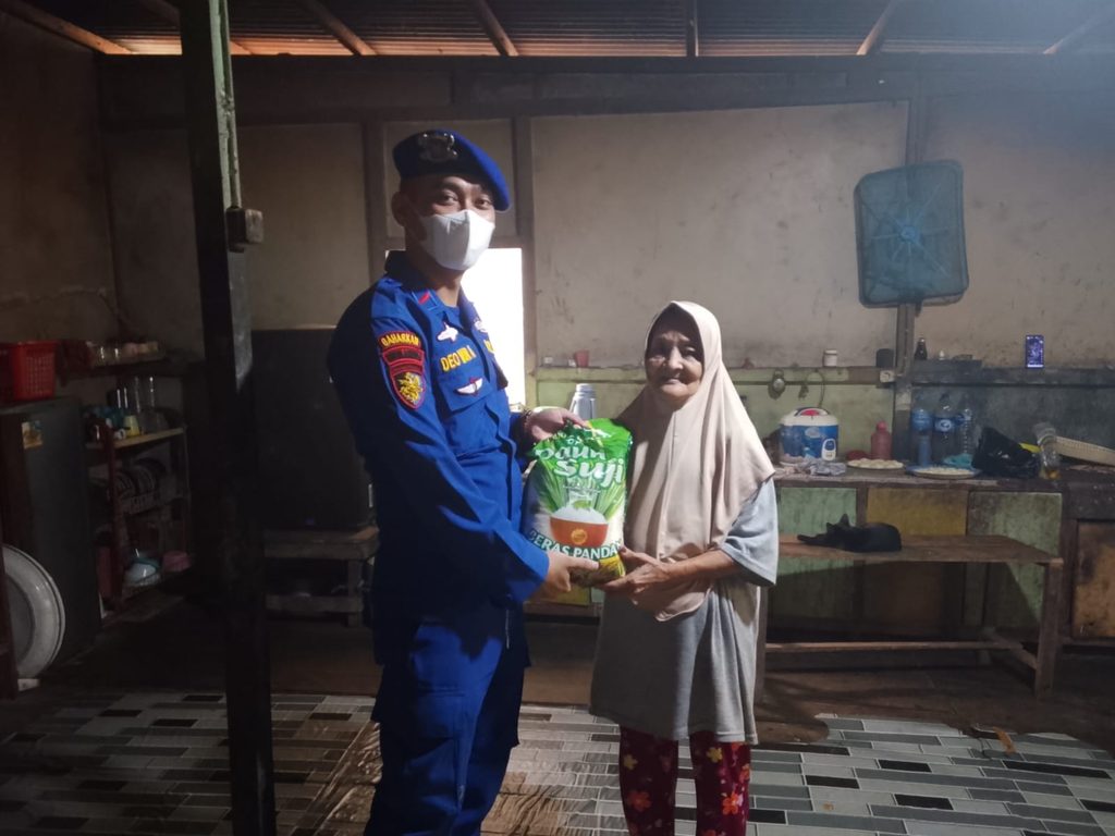 Wujud Kepedulian, Personel Polairud Teluk Melano Salurkan Sembako untuk Lansia Kurang Mampu di Simpang Hilir