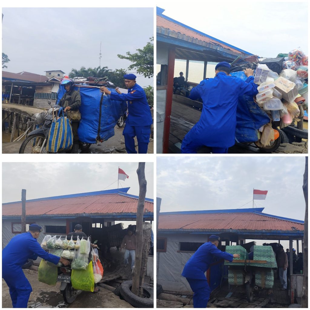 Polisi Penolong, Personel Ditpolairud Polda Kalbar KP. Sempadi VI-1005 Sukalanting Siaga Bantu Naik-Turunkan Kendaraan Warga di Dermaga Penyeberangan
