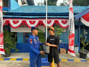 POLISI PENOLONG, PERSONEL POLAIRUD BANTU ABK YANG KESULITAN EKONOMI UNTUK KEMBALI KE KAMPUNG HALAMAN