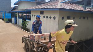 POLISI PENOLONG, ANGGOTA KP VI-10-16 KENDAWANGAN BANTU MOTORIS DAN PENGGUNA JASA PENYEBERANGAN