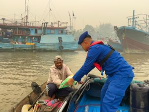 POLISI PENOLONG Personel Polairud Berikan Bantuan Sembako kepada Nelayan di Perairan Sungai Rengas