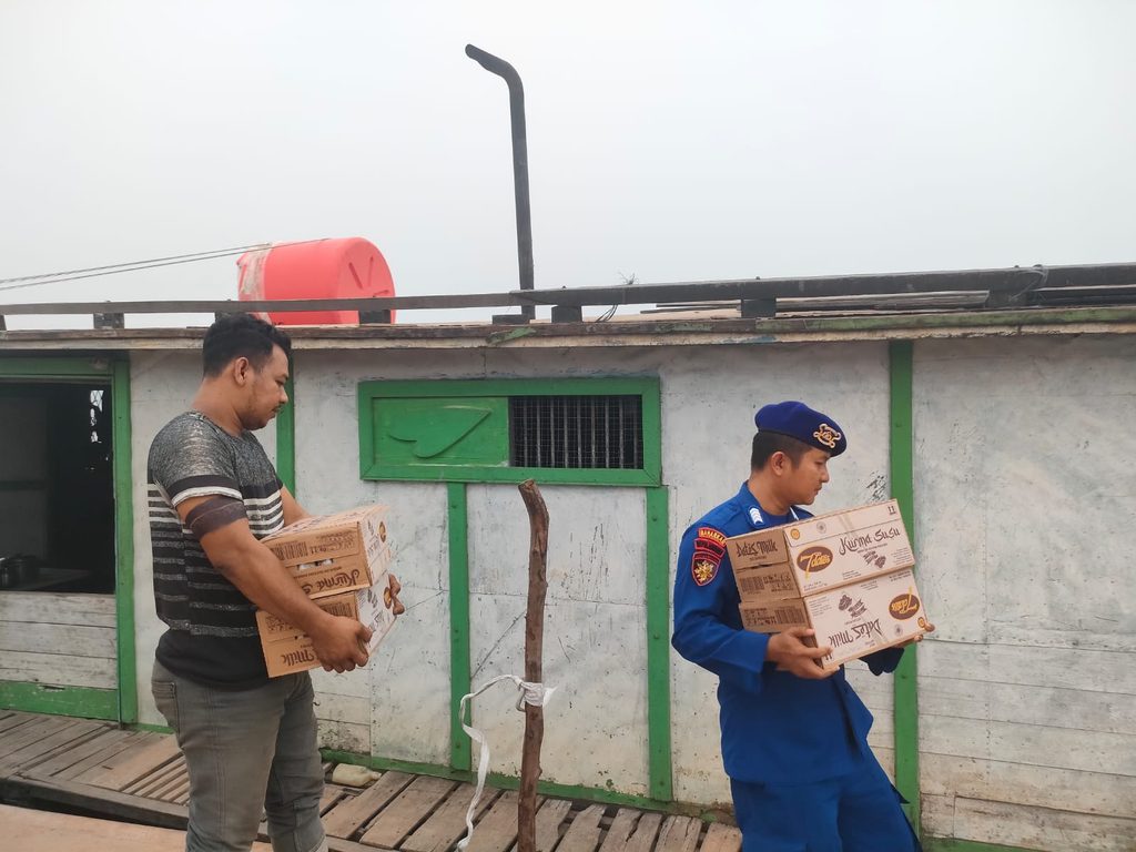 Polisi Penolong, Personel KP. VI-10-06 Sungai Raya Bantu ABK KMB. Maju Jaya Memindahkan Barang Kelontongan