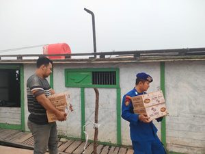 Polisi Penolong, Personel KP. VI-10-06 Sungai Raya Bantu ABK KMB. Maju Jaya Memindahkan Barang Kelontongan