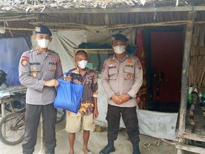 Polisi Penolong, Satpolairud Polres Bengkayang Salurkan Bantuan Sembako kepada Masyarakat Nelayan
